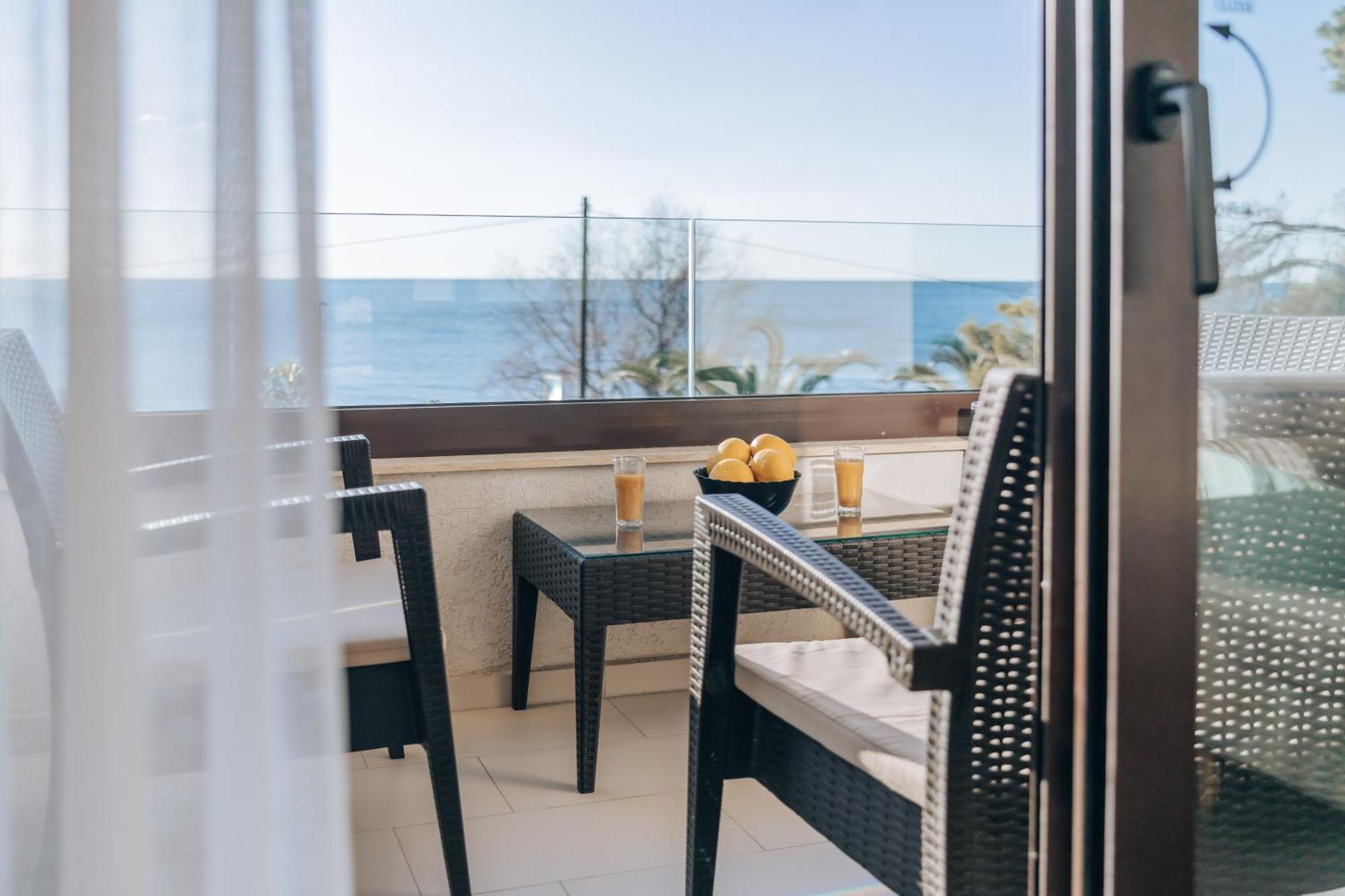 Apartments Kuce Lekovica Beach & Snack Bar- Bistro Quarto foto